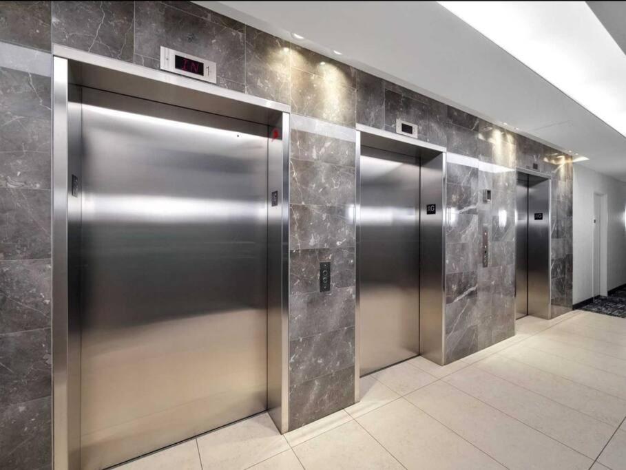 Cn Tower View With Free Parking, Pool, & More Amenities Toronto Exterior foto