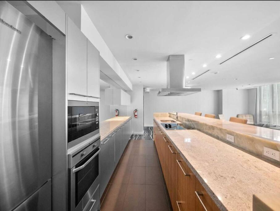 Cn Tower View With Free Parking, Pool, & More Amenities Toronto Exterior foto