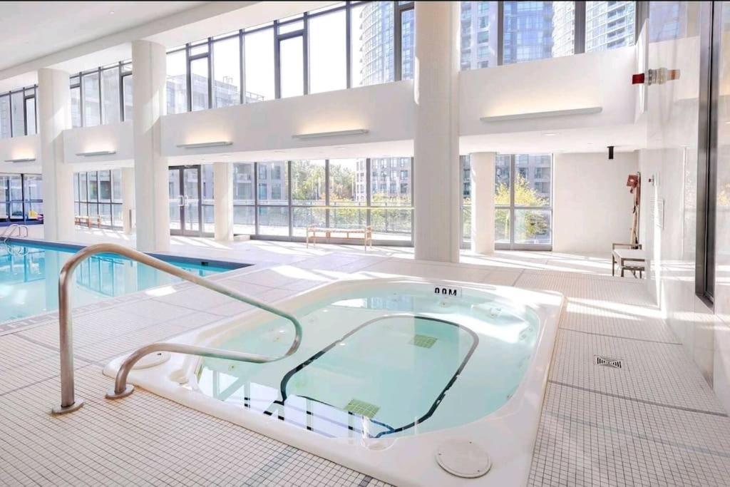 Cn Tower View With Free Parking, Pool, & More Amenities Toronto Exterior foto